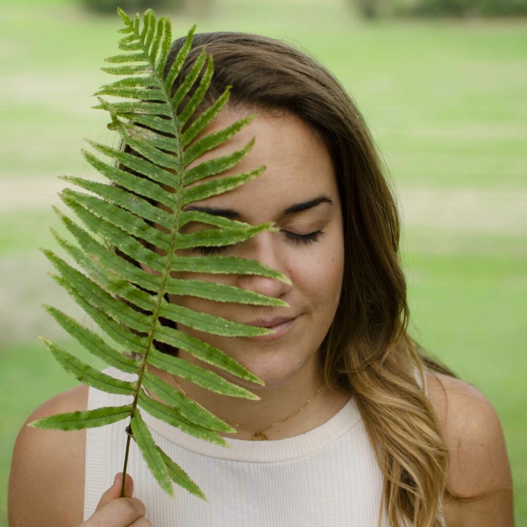 jeune fille, zen, dans la nature, pelouse verte, feuille de fougère